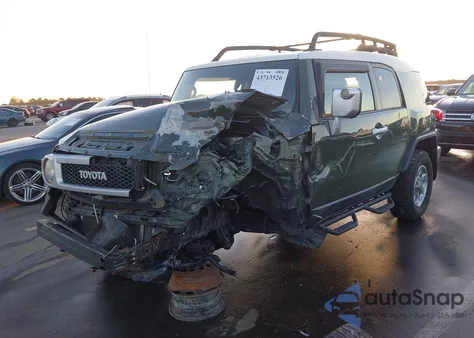 2011 Toyota Fj Cruiser z USA, uszkodzony, nr VIN JTEBU4BF7BK102338